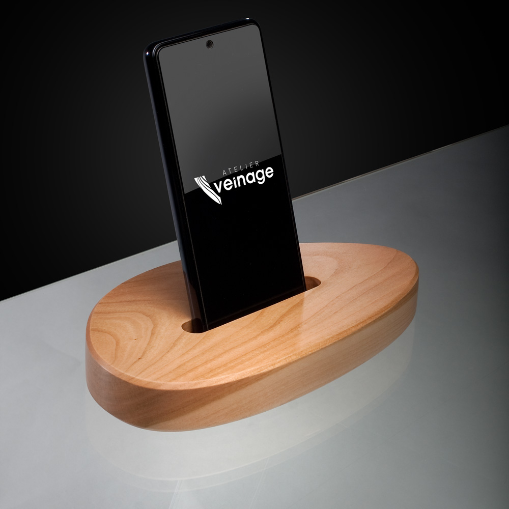 Smart-Galet aux teintes douces - Support de smartphone en bois de Merisier - Atelier Veinage