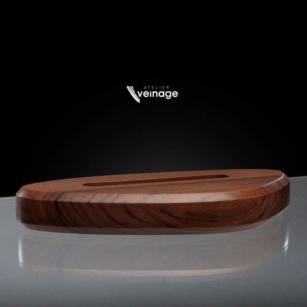 Smart-Galet Noyer - Gros plan sur le veinage et le design du support de téléphone bois