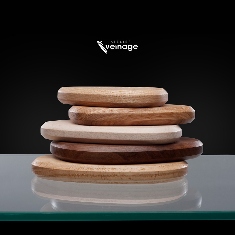 Support design pour téléphone - Composition de 5 galets de bois contrastés